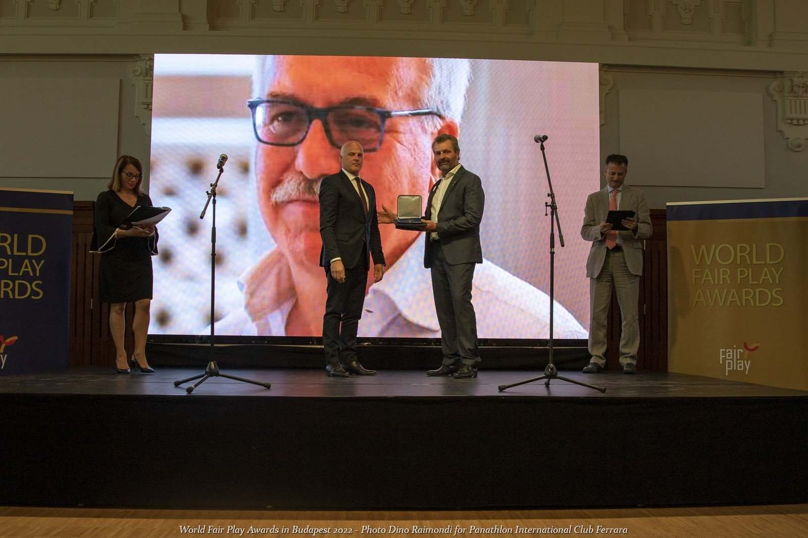 Raimondi ritira il premio per Gianfranco Vitali a Budapest