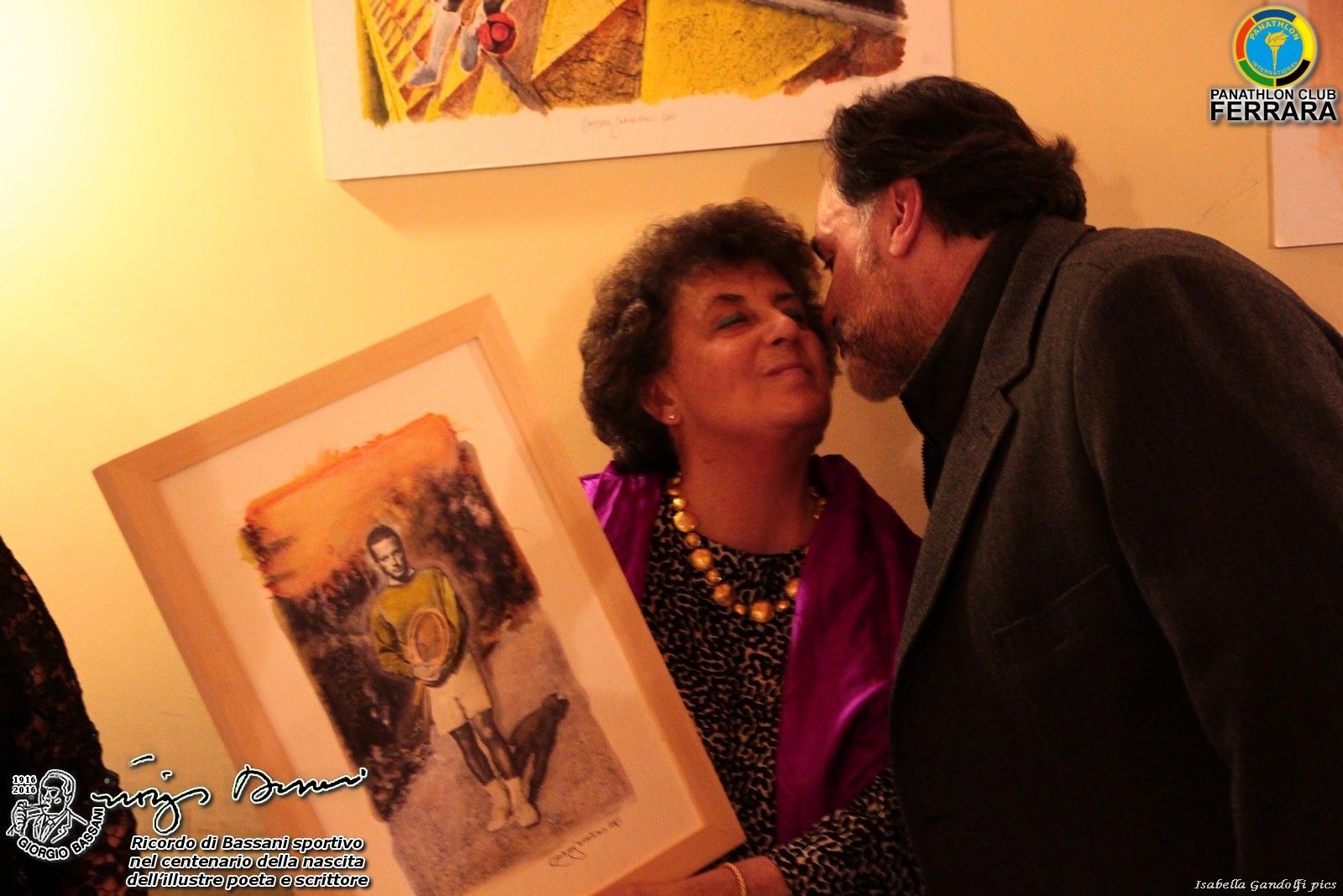 Andrea Samaritani consegna a Rita Bassani la fotodipinta ritraente il padre