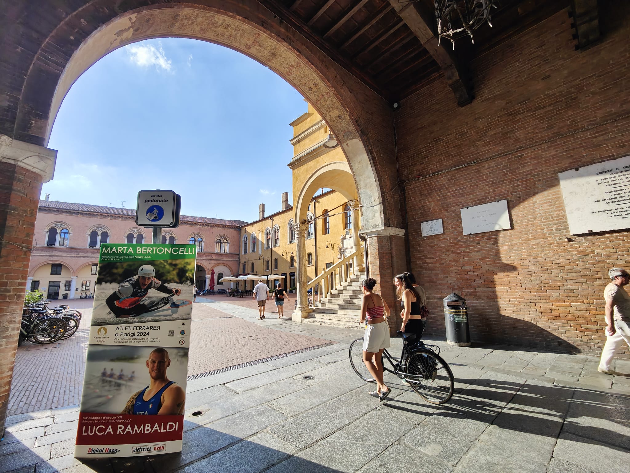 totem bertoncelli rambaldi in piazza municipale